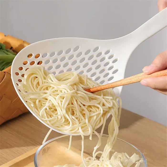 Passoire, cuillère à nouilles pratique