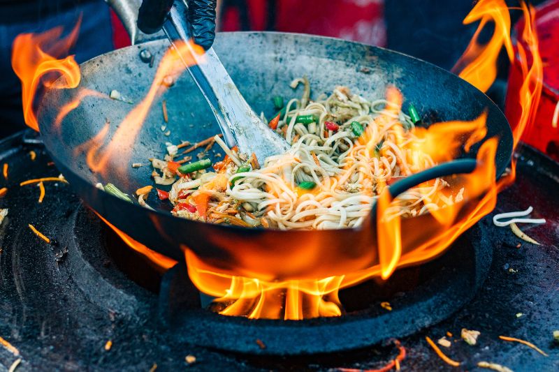 Cuisine Maîtrisez l'Art de la Cuisine au Wok : Secrets pour des Plats Explosifs de Saveurs