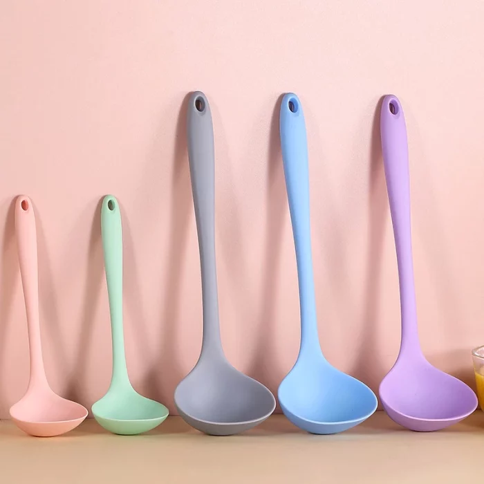 Louche cuisine en silicone à long manche