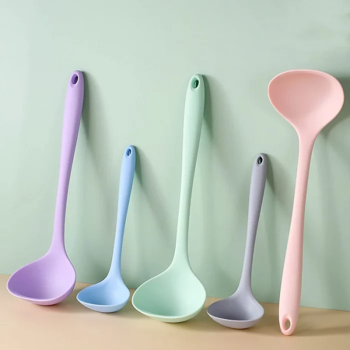 Louche cuisine en silicone à long manche