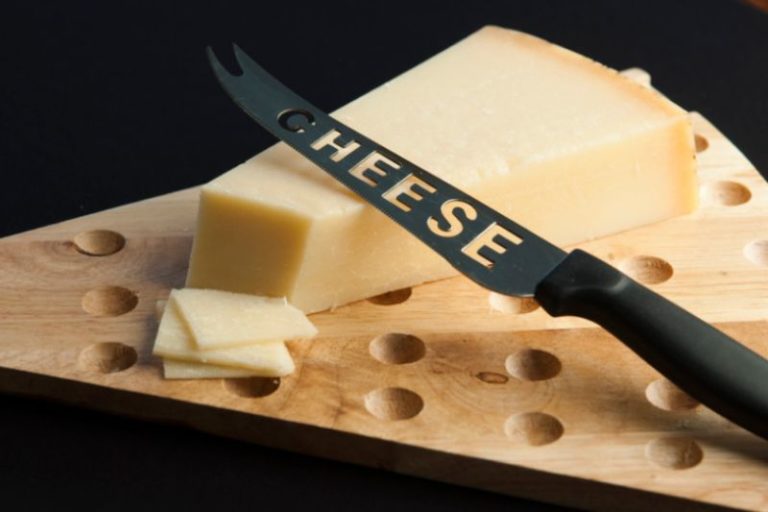 Couteau à Fromage : L’Outil Essentiel pour Des Découpes Parfaites et Un Service Impeccable