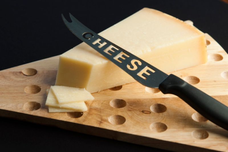 Cuisine Couteau à Fromage : L’Outil Essentiel pour Des Découpes Parfaites et Un Service Impeccable