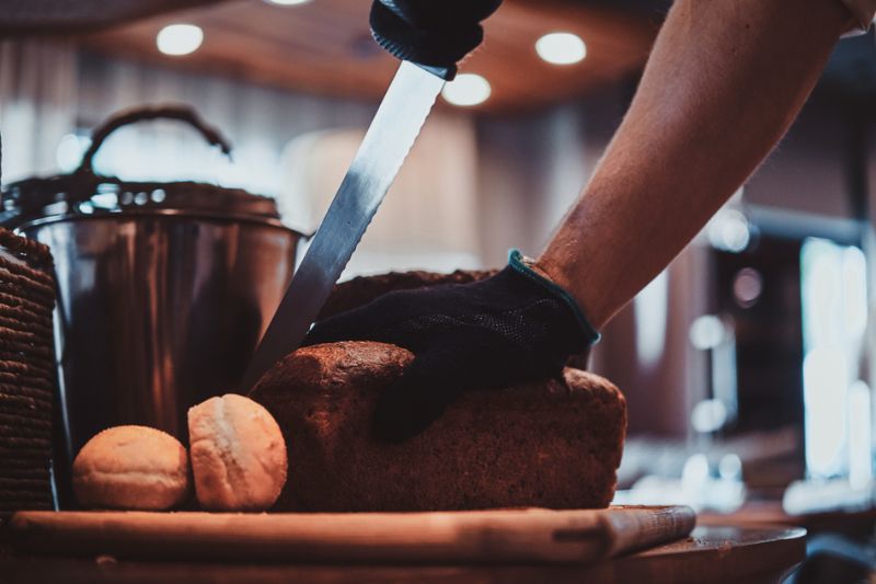 Cuisine Couteau à Pain : L’Outil Indispensable pour des Tranches Parfaites, Fines ou Épaisses