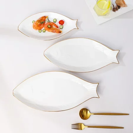 Assiette creuse forme poisson bord doré en porcelaine.webp