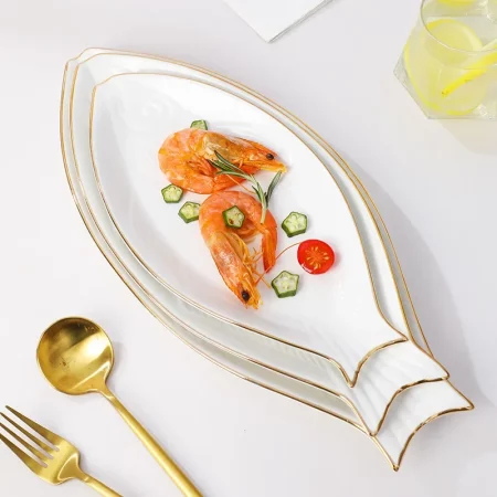 Assiette creuse forme poisson bord doré en porcelaine.webp